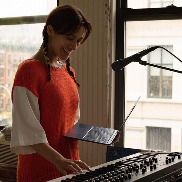 MacBook Air 13-inch M2 Chip with 8-Core CPU 8-Core GPU 16GB Unified Memory 256GB Storage